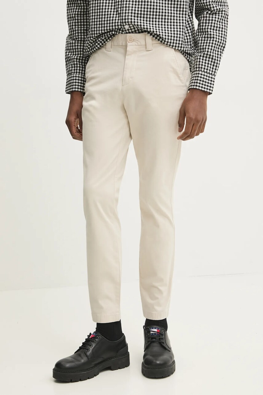 Levně Kalhoty Tommy Jeans pánské, béžová barva, přiléhavé, DM0DM20282