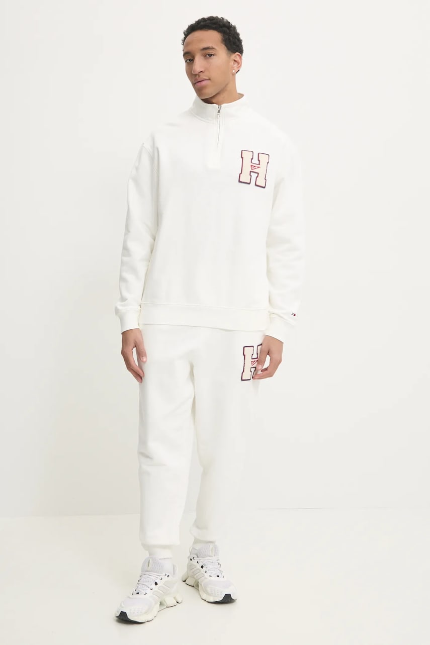 Хлопковые спортивные штаны Tommy Jeans цвет бежевый с аппликацией DM0DM21277 Хлопковые спортивные штаны Tommy Jeans цвет бежевый с аппликацией DM0DM21277