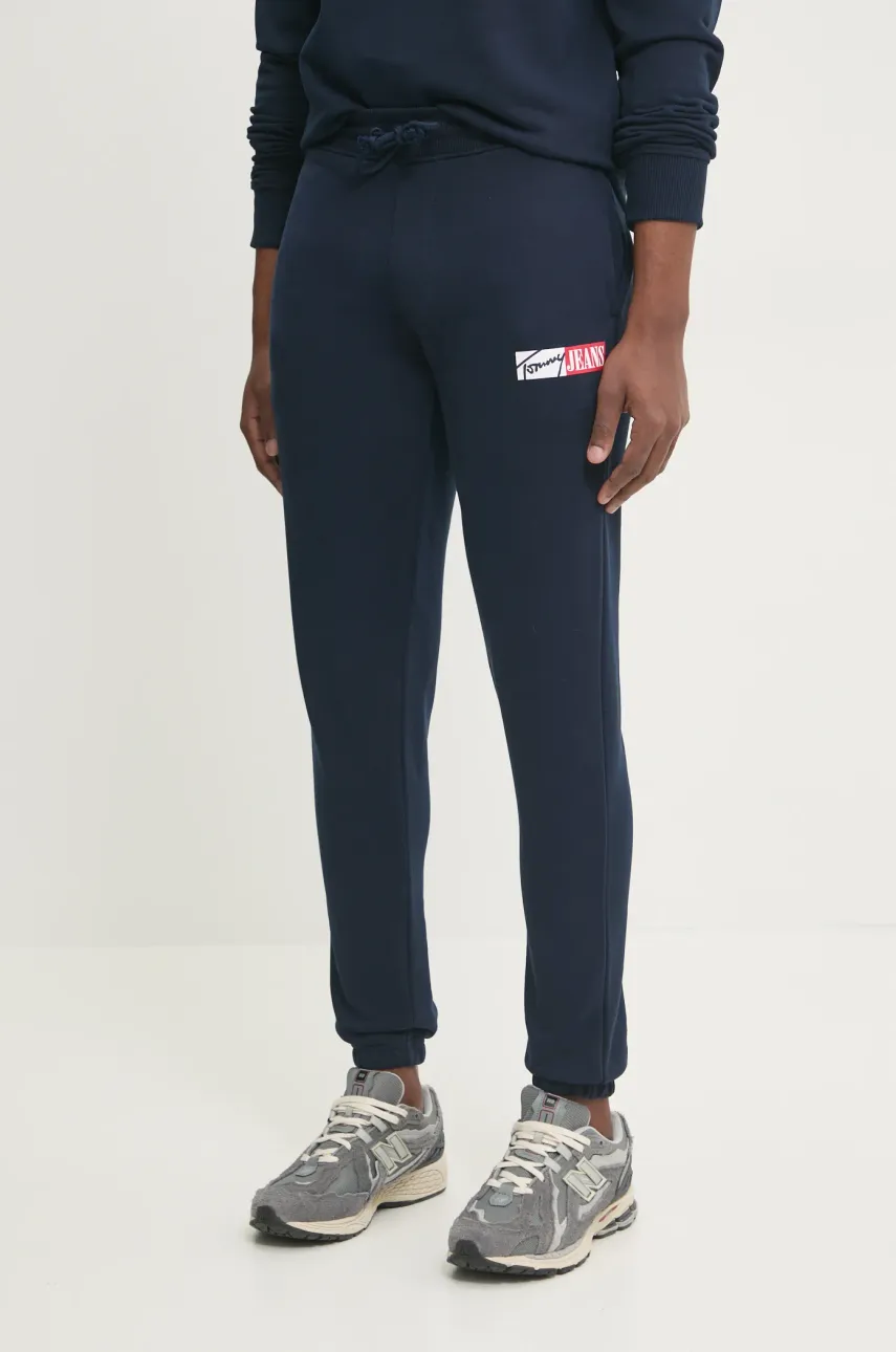 Bavlněné tepláky Tommy Jeans tmavomodrá barva, s potiskem, DM0DM20277