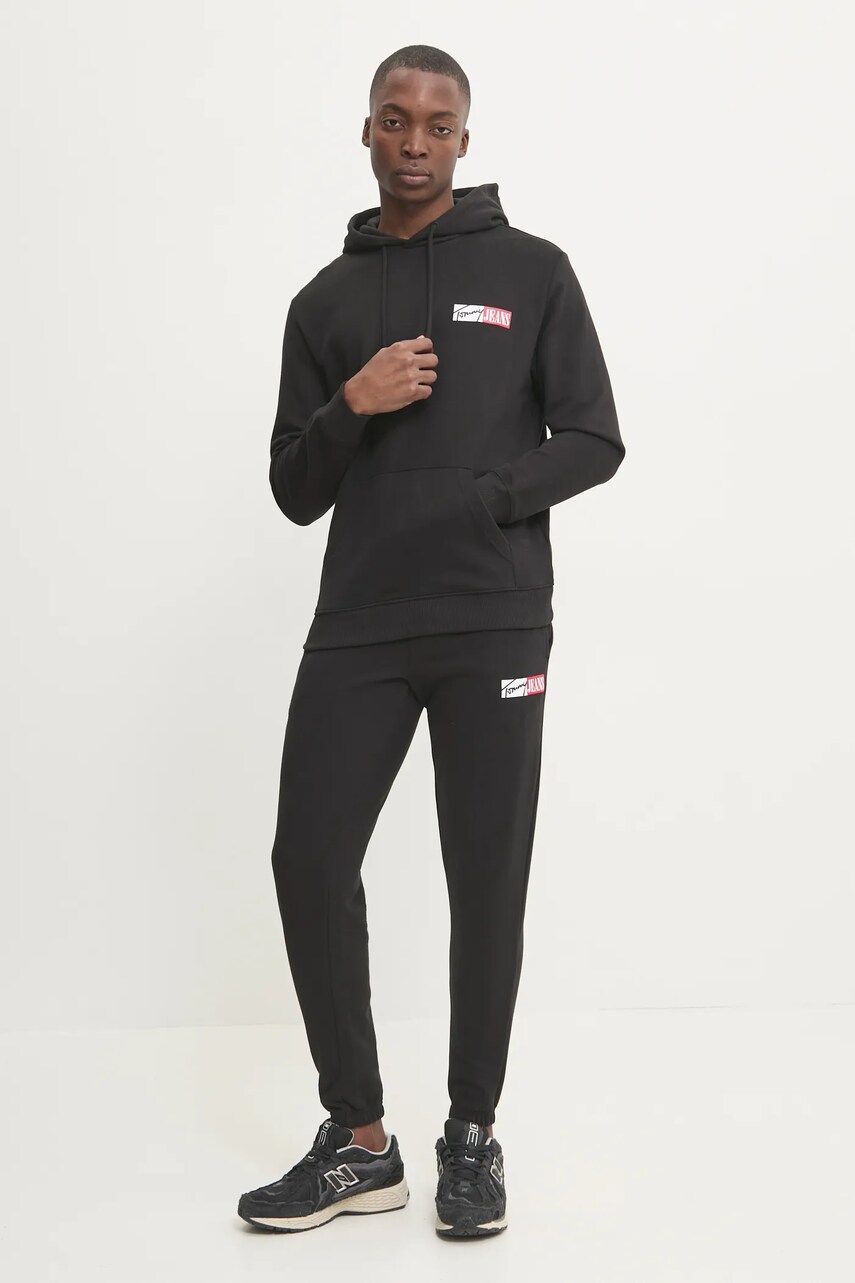 Хлопковые спортивные штаны Tommy Jeans цвет чёрный с принтом DM0DM20277 Хлопковые спортивные штаны Tommy Jeans цвет чёрный с принтом DM0DM20277