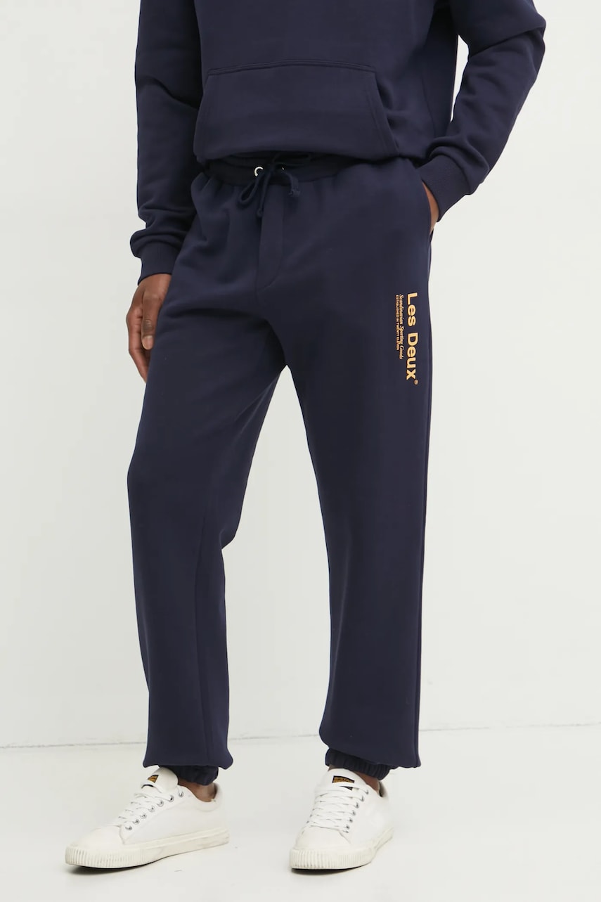 Les Deux pantaloni de trening din bumbac culoarea bleumarin, cu imprimeu, LDM530060 Les Deux pantaloni de trening din bumbac culoarea bleumarin, cu imprimeu, LDM530060