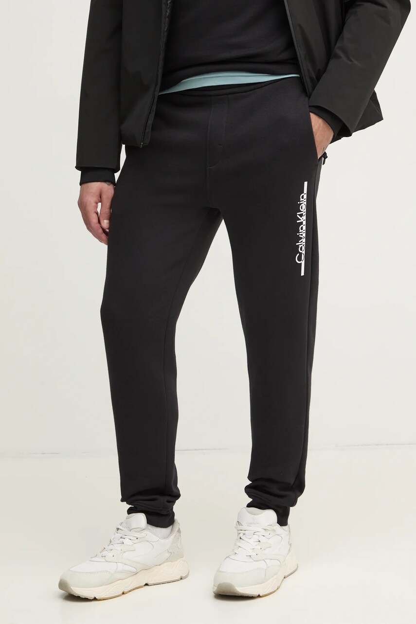 Levně Tepláky Calvin Klein černá barva, s potiskem, K10K114342