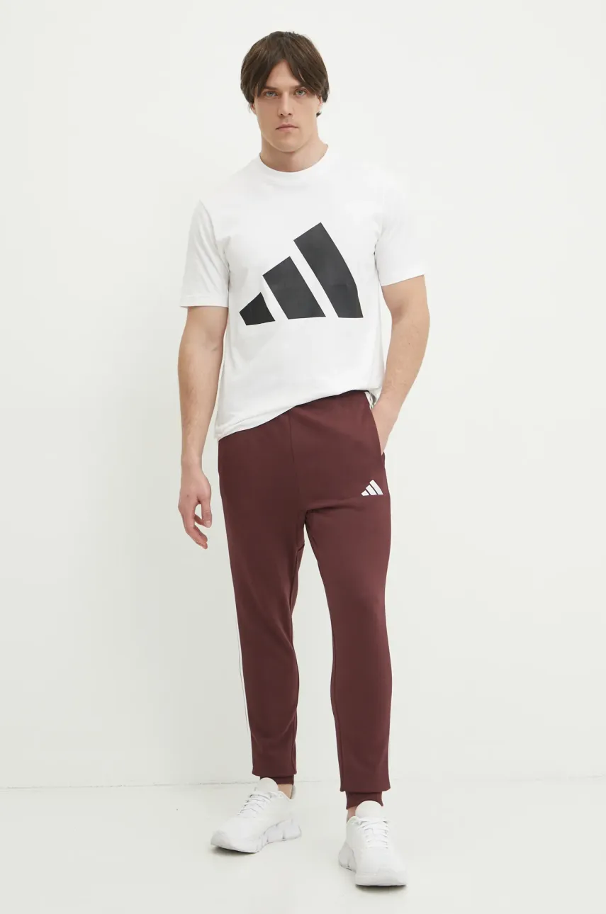 Спортивные штаны adidas Essentials мужские цвет бордовый с аппликацией JD1853 Спортивные штаны adidas Essentials мужские цвет бордовый с аппликацией JD1853