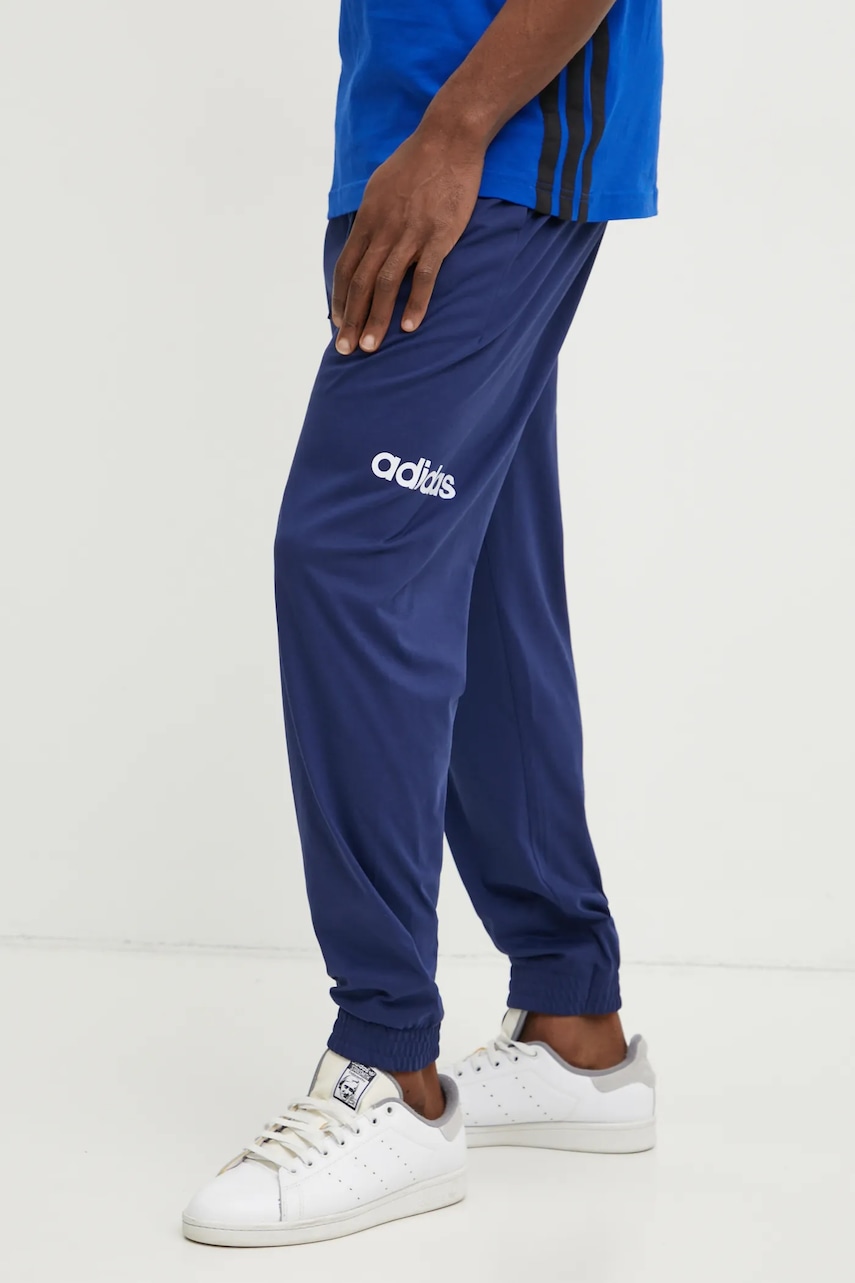 adidas pantaloni de trening Essentials Linear barbati, culoarea albastru marin, cu imprimeu, JE9011