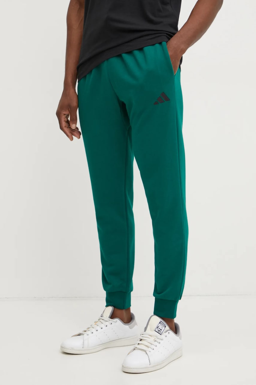 adidas pantaloni de trening Feelcozy barbati, culoarea verde, cu imprimeu, IN6072 adidas pantaloni de trening Feelcozy barbati, culoarea verde, cu imprimeu, IN6072