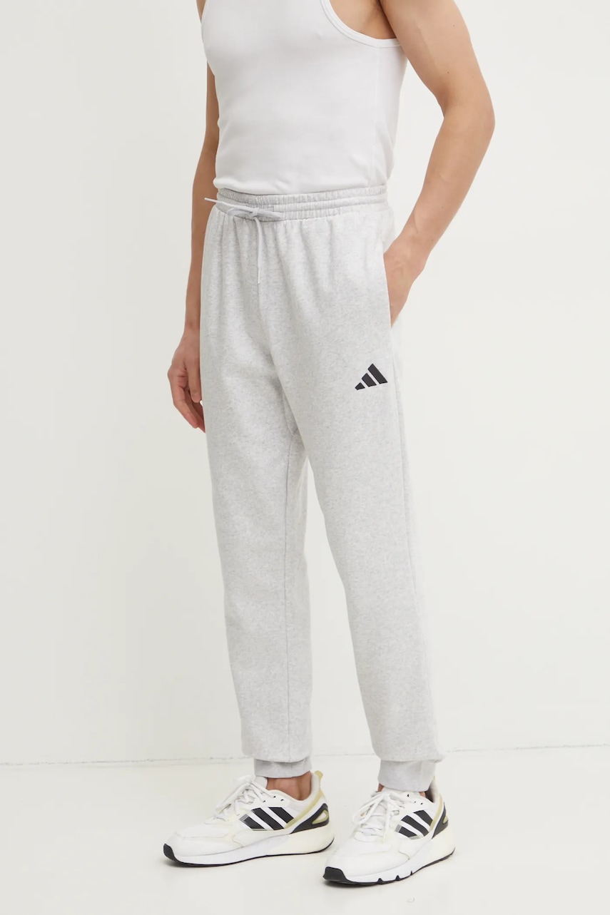 adidas pantaloni de trening Feelcozy culoarea gri, cu imprimeu, JE3819 adidas pantaloni de trening Feelcozy culoarea gri, cu imprimeu, JE3819