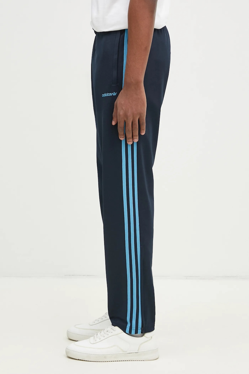 Спортивные штаны adidas Originals Track Pant цвет синий с аппликацией JC8363 Спортивные штаны adidas Originals Track Pant цвет синий с аппликацией JC8363