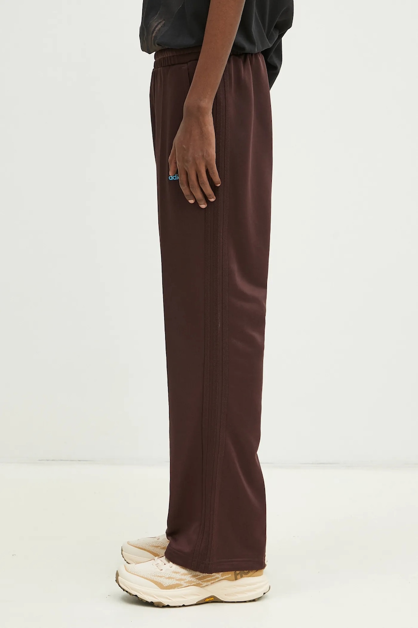Спортивные штаны adidas Originals Flare Pant мужские цвет коричневый с аппликацией JC8381 Спортивные штаны adidas Originals Flare Pant мужские цвет коричневый с аппликацией JC8381