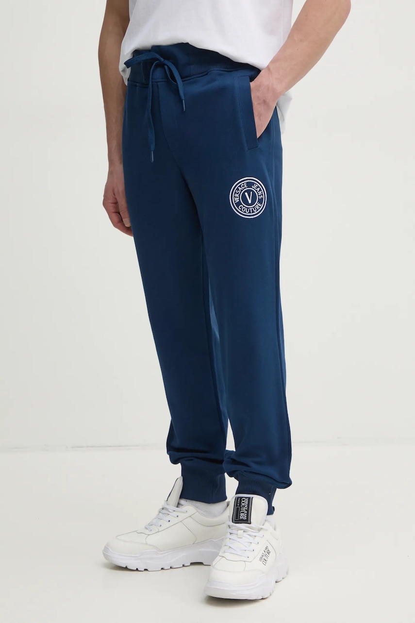 Versace Jeans Couture pantaloni de trening din bumbac barbati, culoarea albastru marin, cu imprimeu, 78GAAT00 CF01T