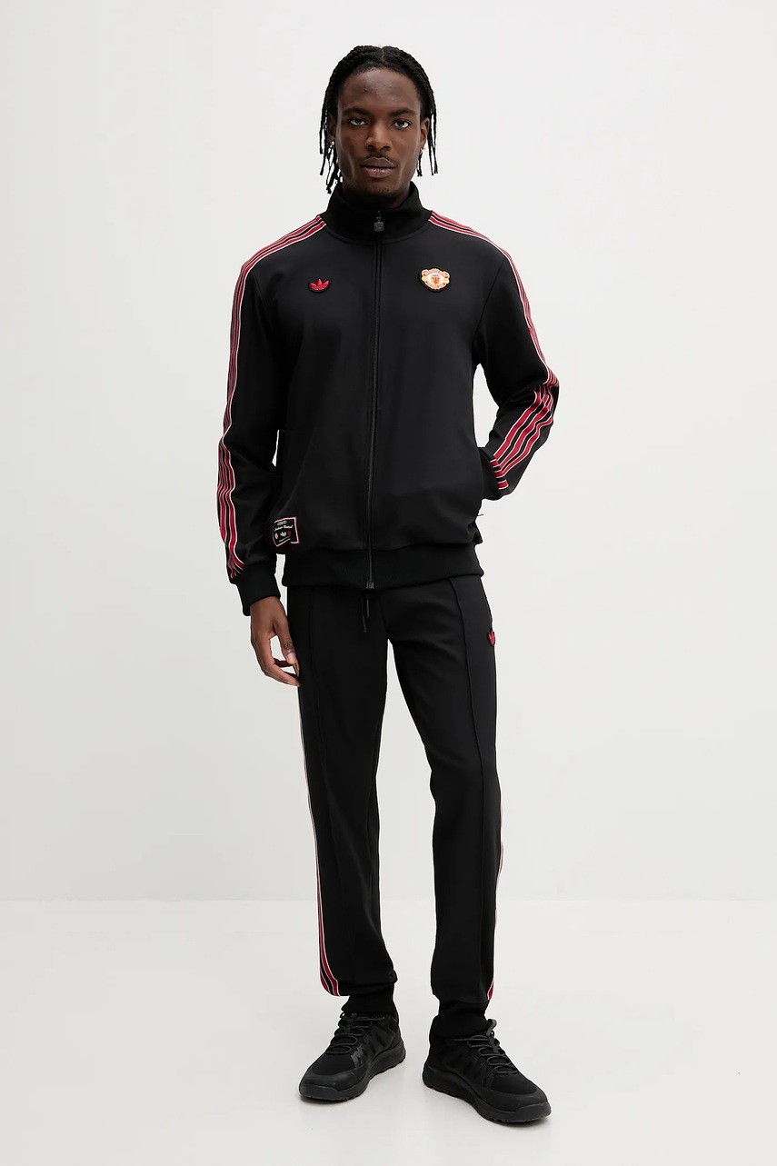 Спортивные штаны adidas Originals Manchester United цвет чёрный с аппликацией JF0359 Спортивные штаны adidas Originals Manchester United цвет чёрный с аппликацией JF0359