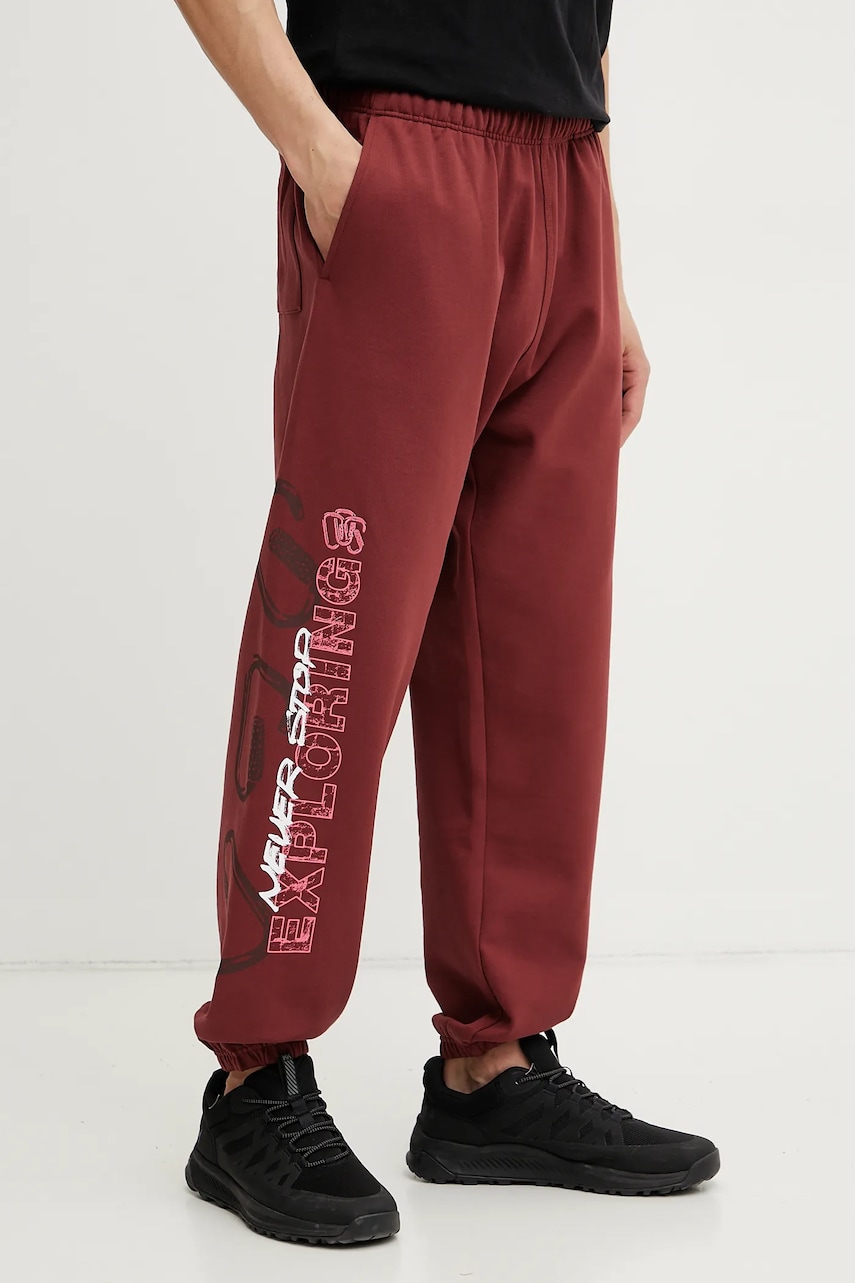 The North Face pantaloni de trening TNF X NSE barbati, culoarea rosu, cu imprimeu, NF0A8C3W0VO1 The North Face pantaloni de trening TNF X NSE barbati, culoarea rosu, cu imprimeu, NF0A8C3W0VO1
