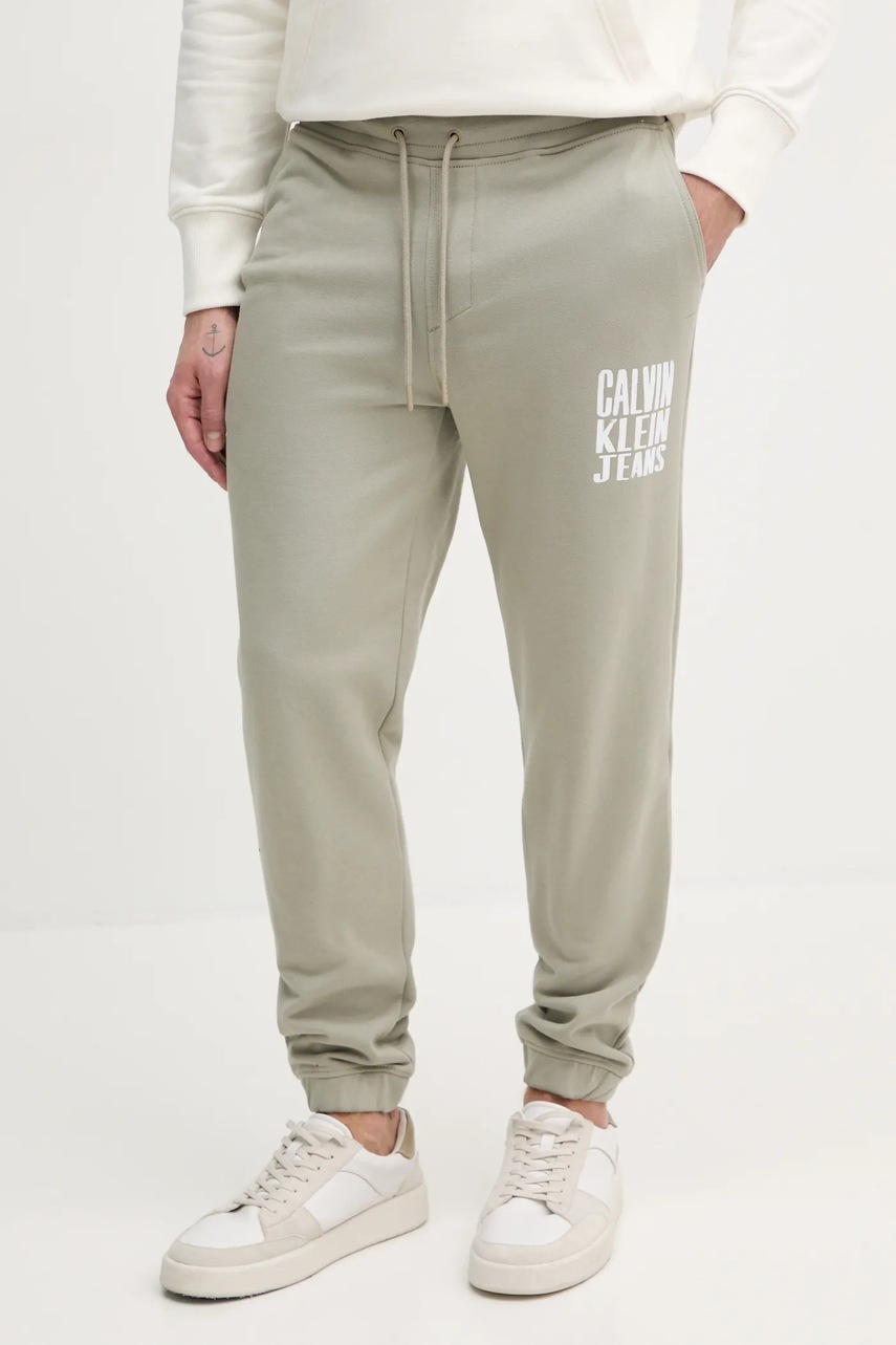 

Памучен спортен панталон Calvin Klein Jeans в бежово с принт J30J327535, Зелен