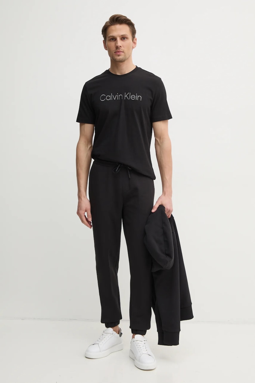 Спортивные штаны Calvin Klein Jeans цвет чёрный однотонные J30J327243 Спортивные штаны Calvin Klein Jeans цвет чёрный однотонные J30J327243