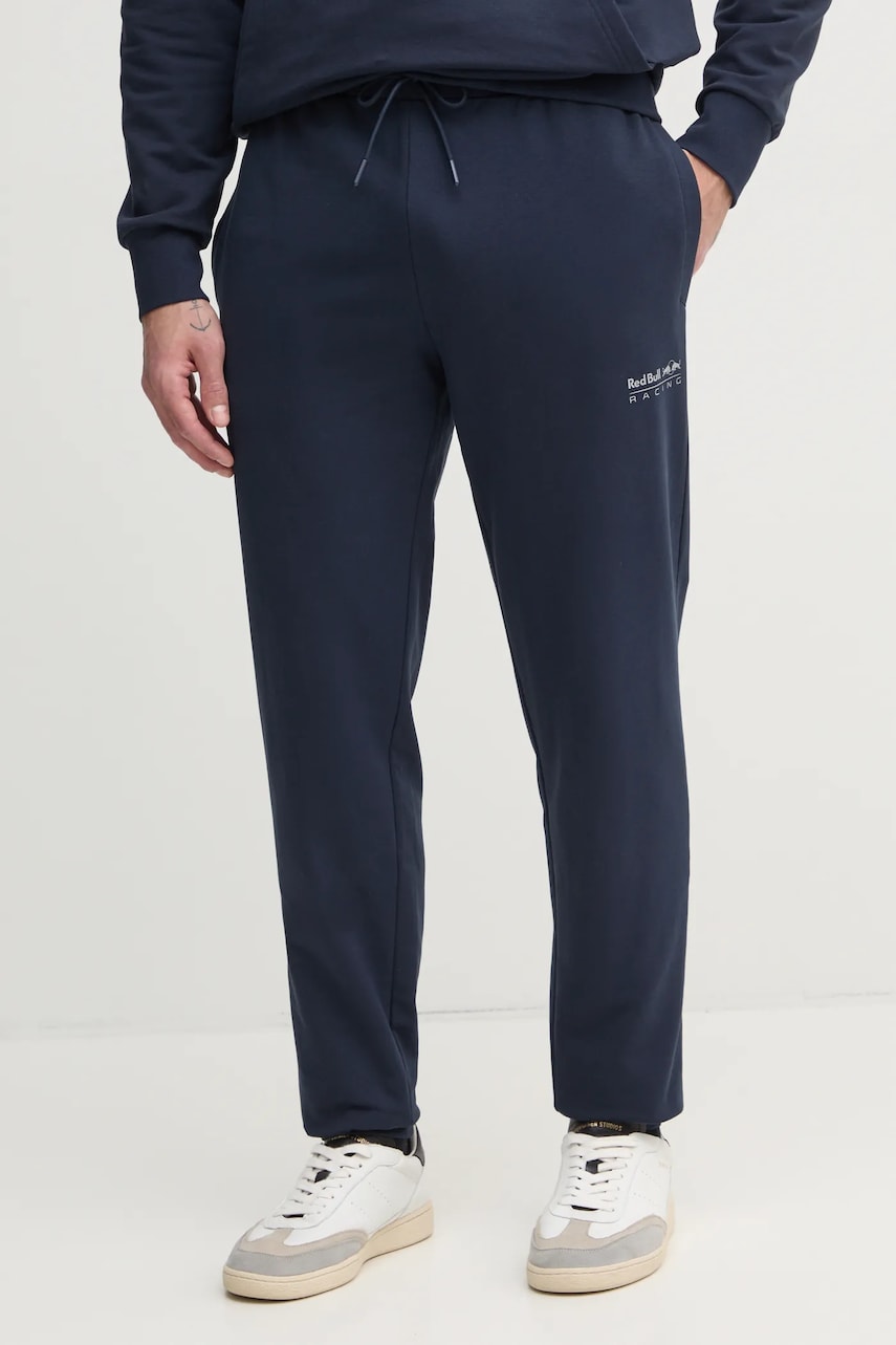 Red Bull Racing x Pepe Jeans pantaloni de trening ESSENTIAL JOGGER culoarea albastru marin, cu imprimeu, RM210003 Red Bull Racing x Pepe Jeans pantaloni de trening ESSENTIAL JOGGER culoarea albastru marin, cu imprimeu, RM210003