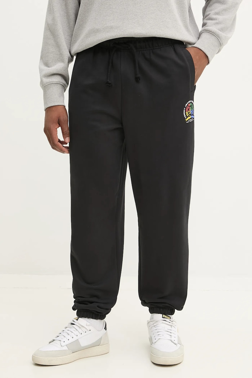 Tommy Jeans pantaloni de trening din bumbac culoarea negru, cu imprimeu, DM0DM20931