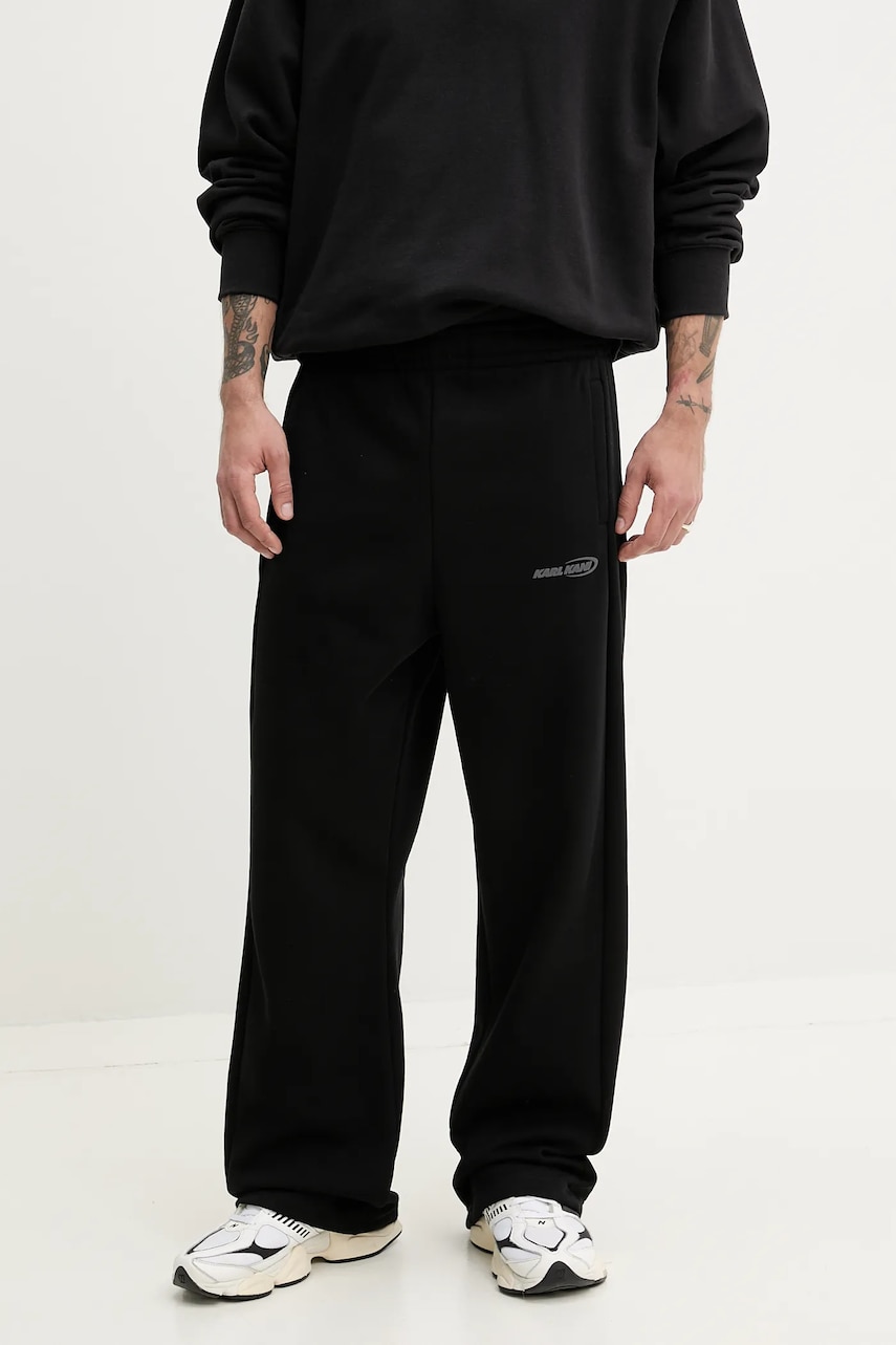 Karl Kani pantaloni de trening bărbați, culoarea negru, cu imprimeu, 60060044 Karl Kani pantaloni de trening bărbați, culoarea negru, cu imprimeu, 60060044