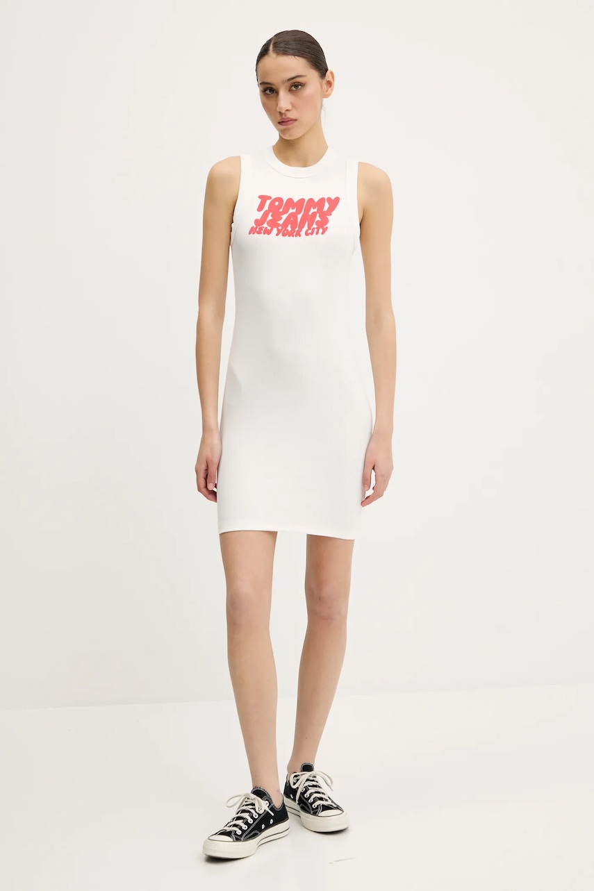 Платье Tommy Jeans цвет белый mini облегающее DW0DW21351 Платье Tommy Jeans цвет белый mini облегающее DW0DW21351