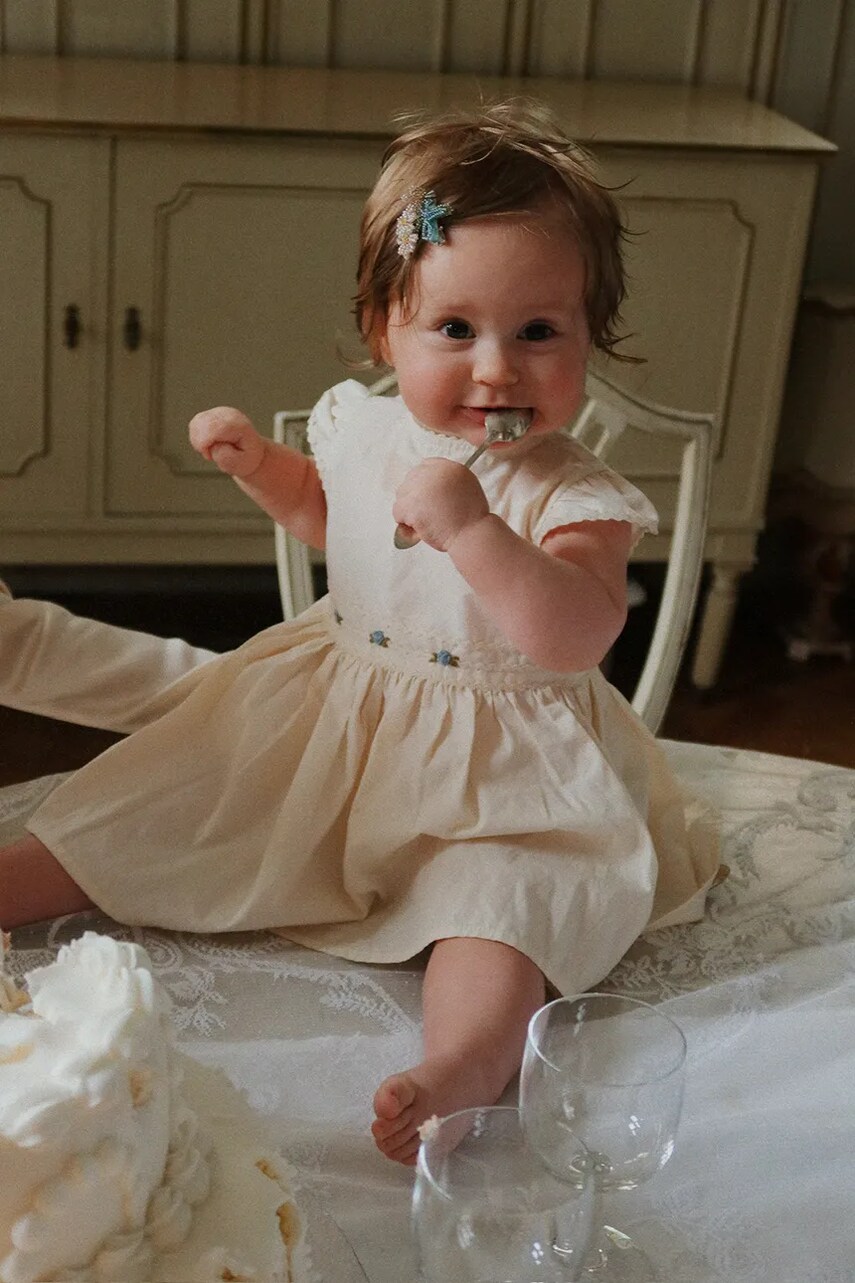 Konges Sløjd rochie din bumbac pentru bebeluși CELEBRATION AALIYAH BABY SET GOTS culoarea bej, mini, evazată, KS103577