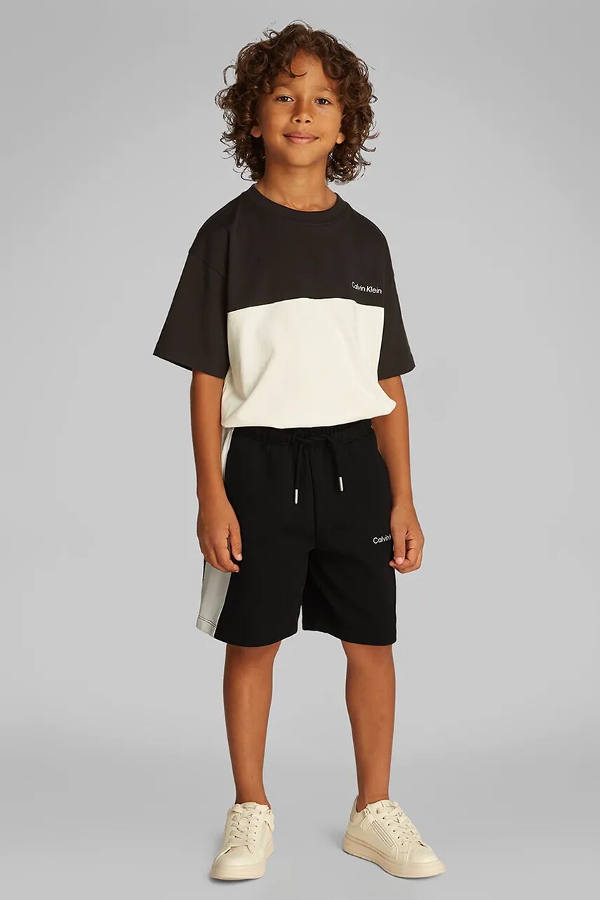 Levně Dětské kraťasy Calvin Klein Jeans černá barva, IB0IB02433