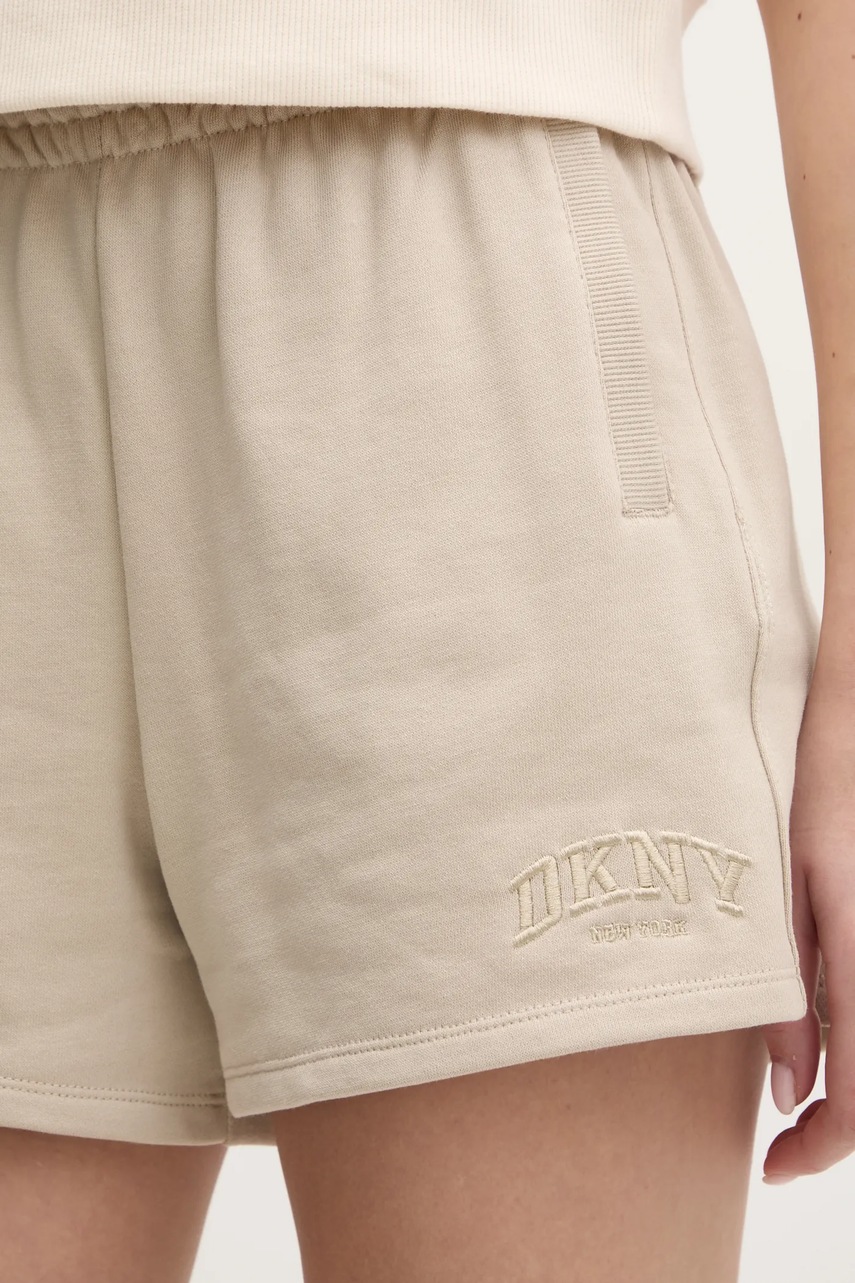 Βαμβακερό σορτσάκι Dkny χρώμα: μπεζ, DP5S5252 φωτογραφία