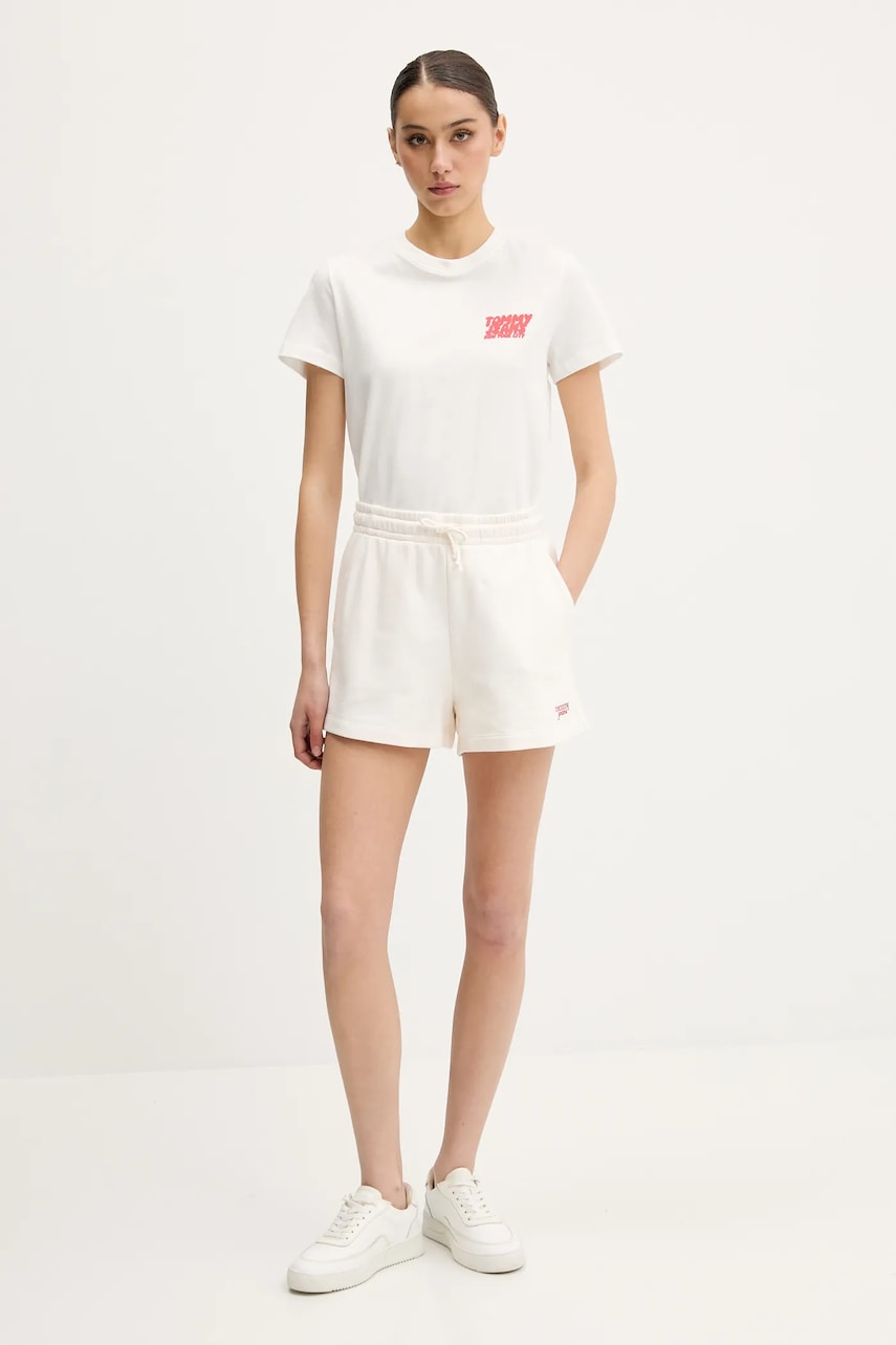 Хлопковые шорты Tommy Jeans цвет бежевый однотонная высокая посадка DW0DW20353 Хлопковые шорты Tommy Jeans цвет бежевый однотонная высокая посадка DW0DW20353
