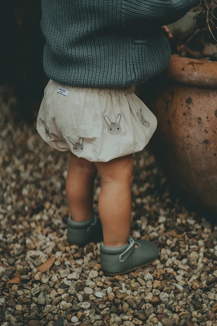 Donsje pantaloni scurți din bumbac pentru bebeluși Carson Bloomers Bunnies culoarea bej, cu imprimeu, 3029802 Donsje pantaloni scurți din bumbac pentru bebeluși Carson Bloomers Bunnies culoarea bej, cu imprimeu, 3029802