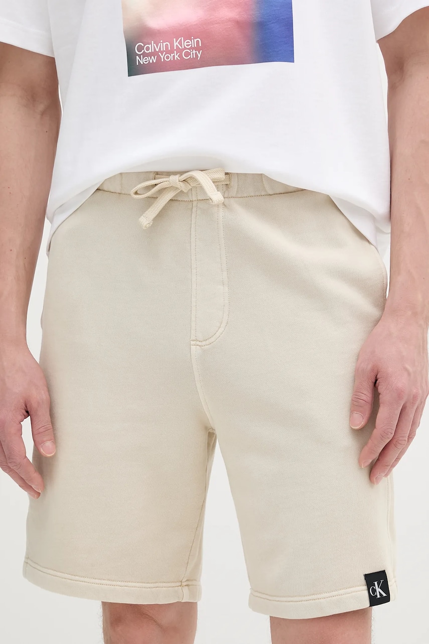 Levně Bavlněné šortky Calvin Klein Jeans pánské, béžová barva, J30J327248