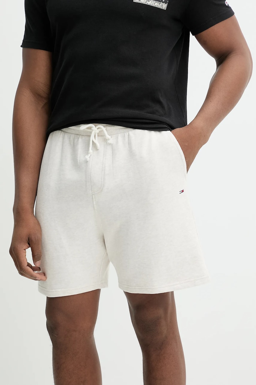 Tommy Jeans pantaloni scurti din bumbac barbati, culoarea bej, DM0DM21369 Tommy Jeans pantaloni scurti din bumbac barbati, culoarea bej, DM0DM21369