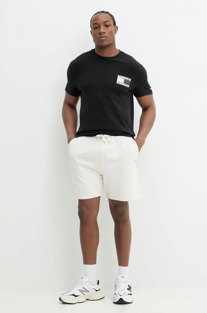 Хлопковые шорты Tommy Jeans мужские цвет бежевый DM0DM21369 Хлопковые шорты Tommy Jeans мужские цвет бежевый DM0DM21369