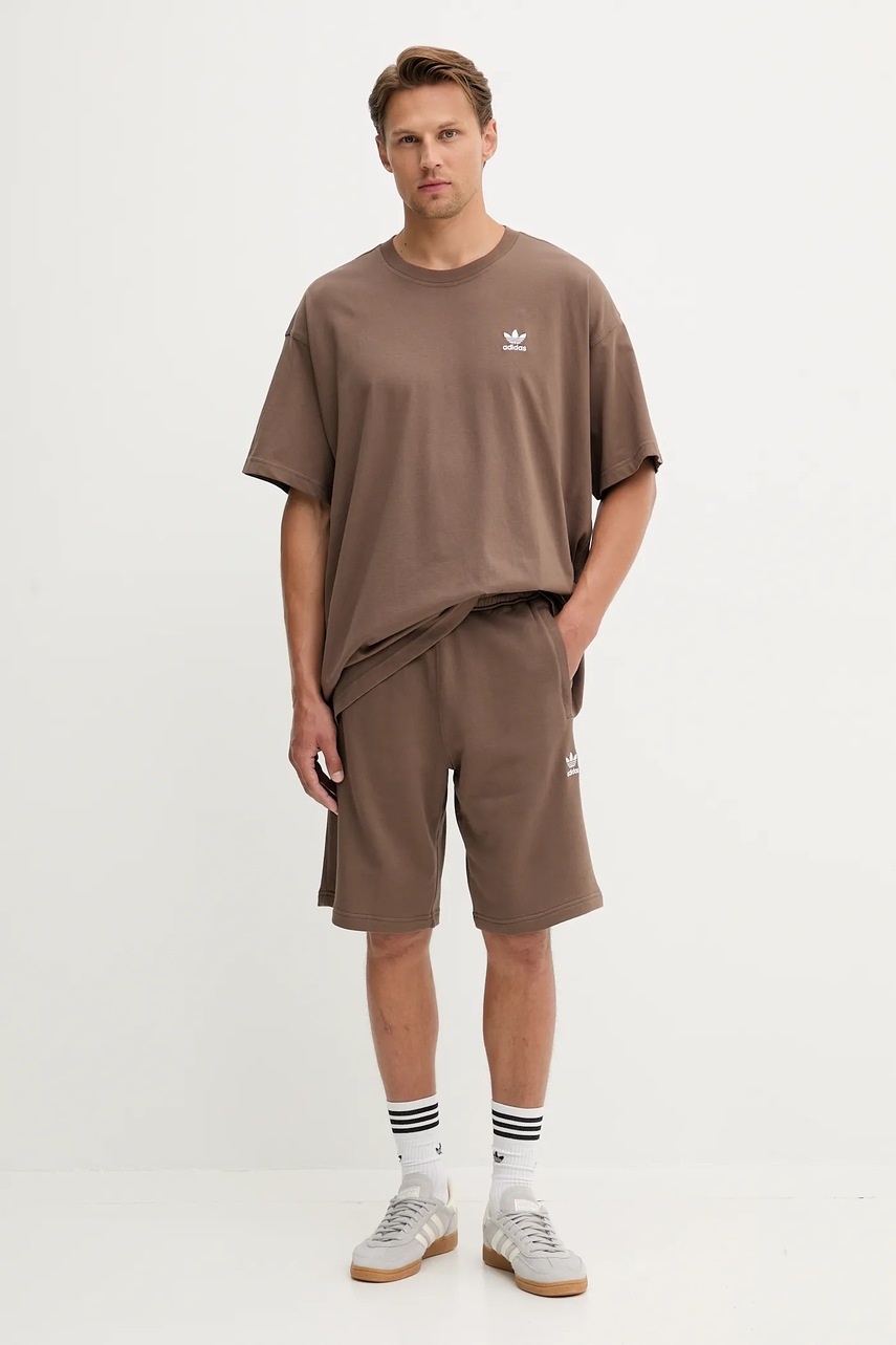 Хлопковые шорты adidas Originals Ess Nc Oc Tee цвет коричневый KE6583 Хлопковые шорты adidas Originals Ess Nc Oc Tee цвет коричневый KE6583