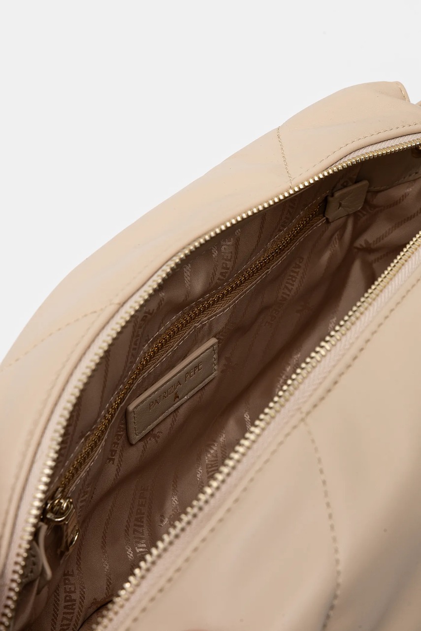 Δερμάτινη τσάντα Patrizia Pepe χρώμα: μπεζ, 8B0197 L113 φωτογραφία