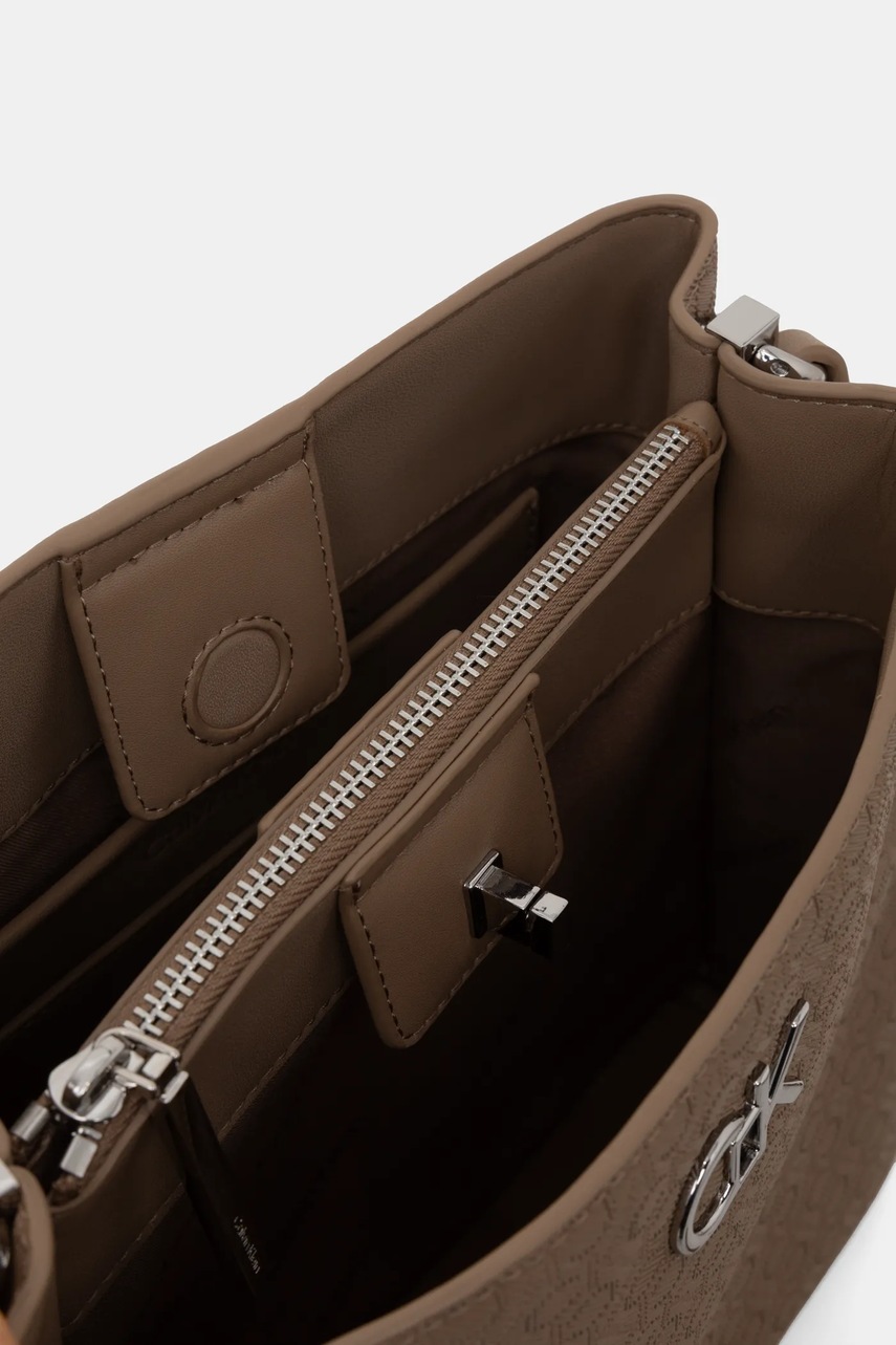 Τσάντα Calvin Klein χρώμα: καφέ, K60K613137 φωτογραφία