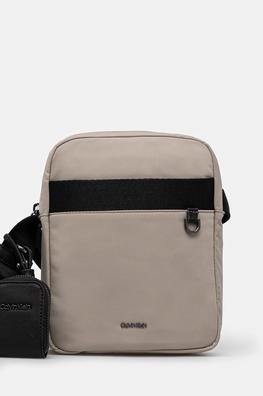 

Чанта през рамо Calvin Klein в бежово K50K512770, Бежов