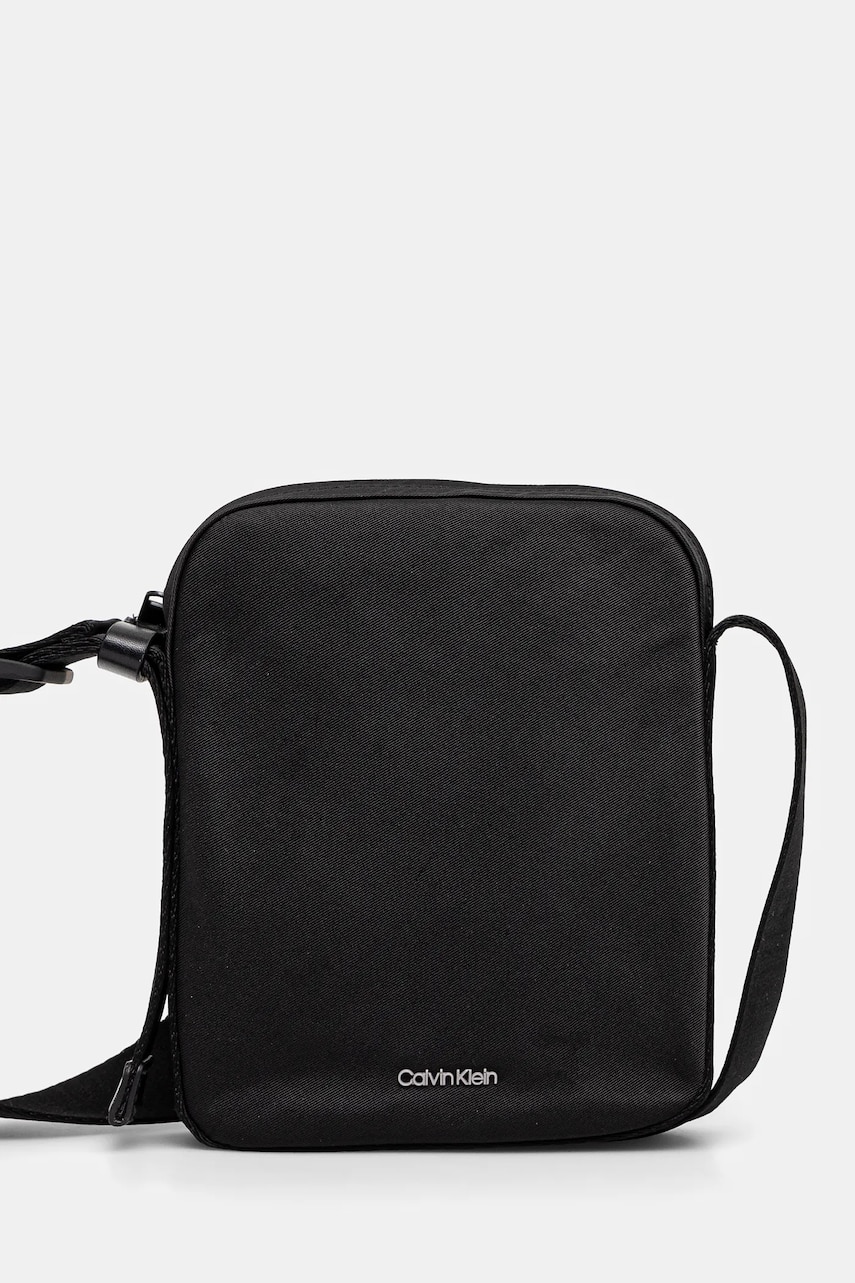 Levně Ledvinka Calvin Klein černá barva, K50K512886