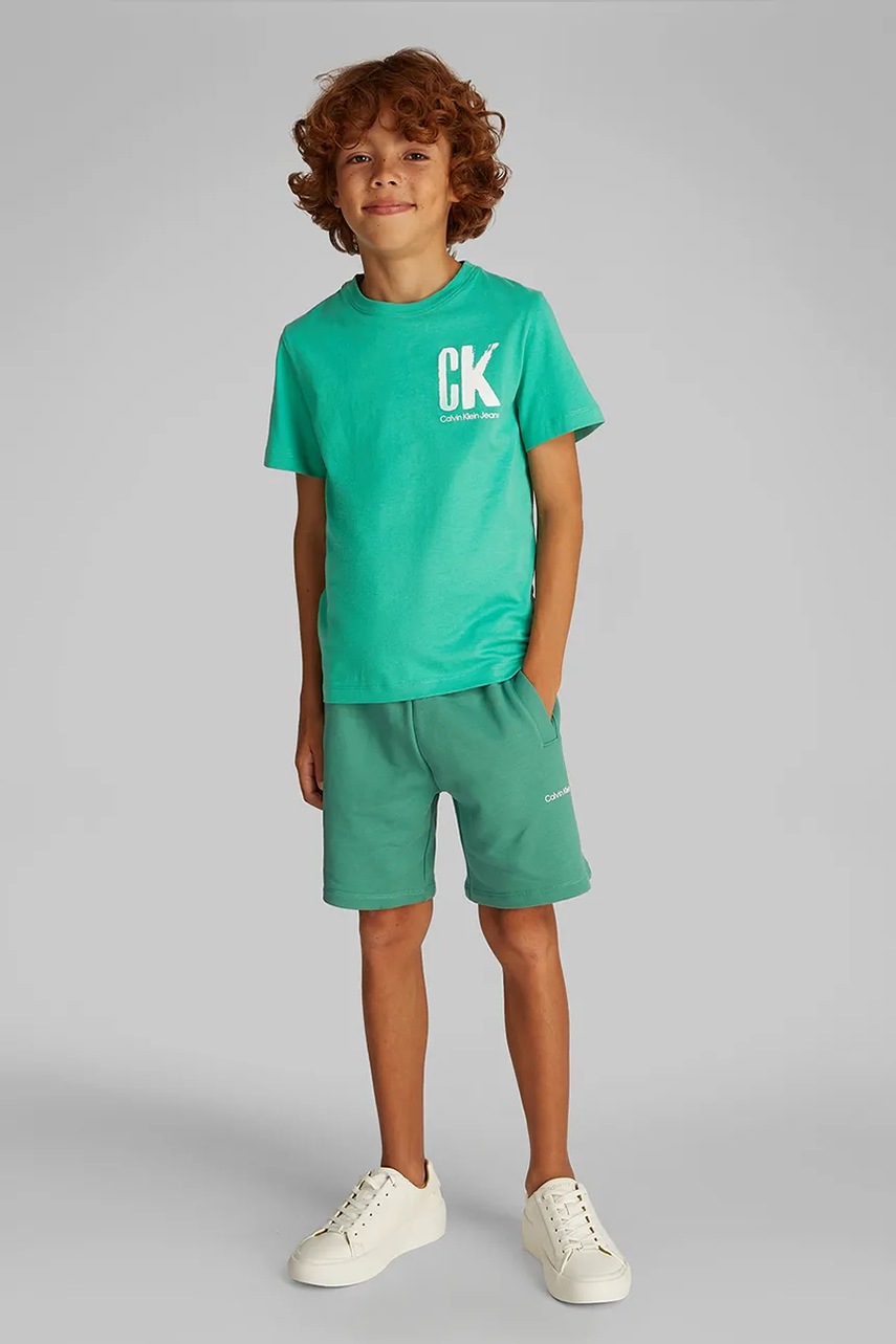 

Детска памучна тениска Calvin Klein Jeans в зелено с принт IB0IB02447, Зелен