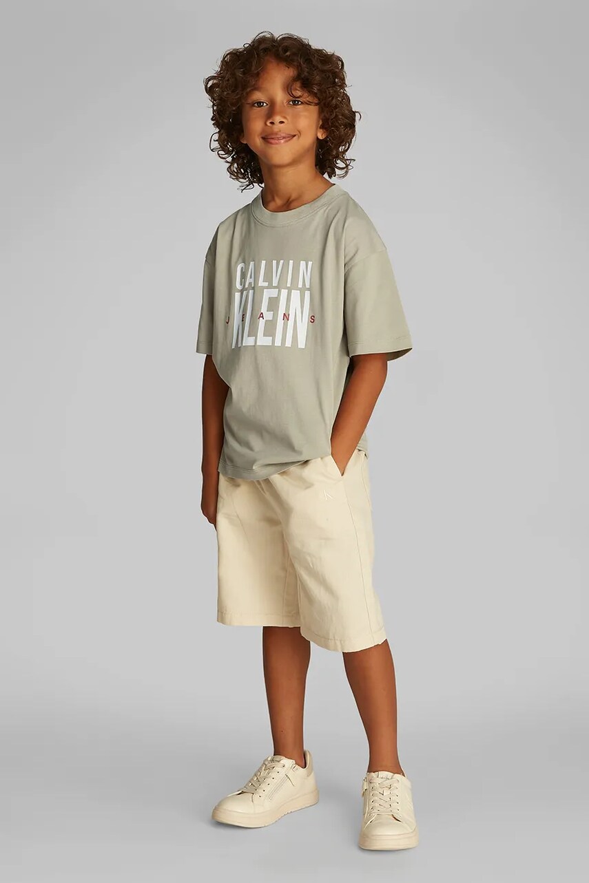 Levně Dětské bavlněné tričko Calvin Klein Jeans zelená barva, s potiskem, IB0IB02448