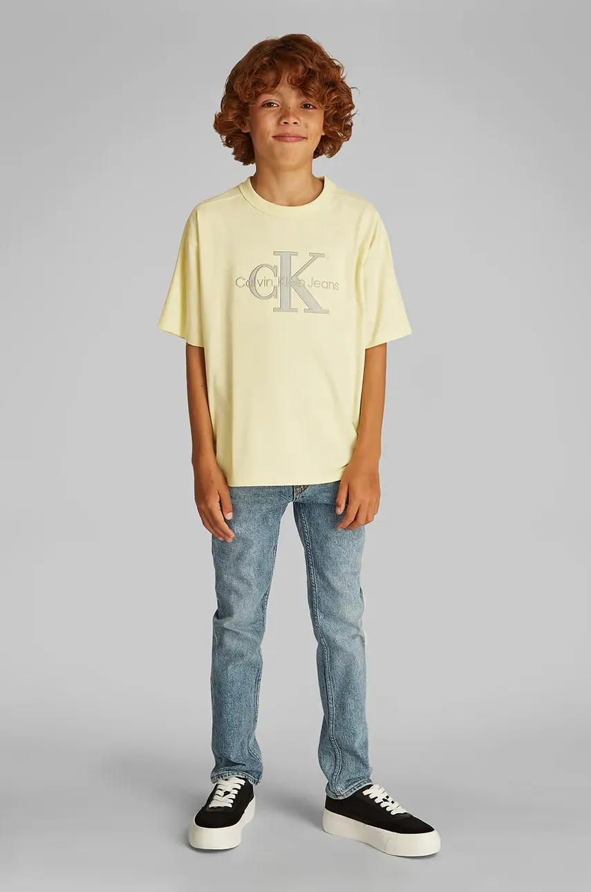 Levně Dětské bavlněné tričko Calvin Klein Jeans žlutá barva, s aplikací, IB0IB02452