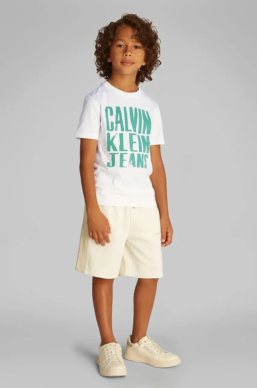 Levně Dětské bavlněné tričko Calvin Klein Jeans bílá barva, s potiskem, IB0IB02459