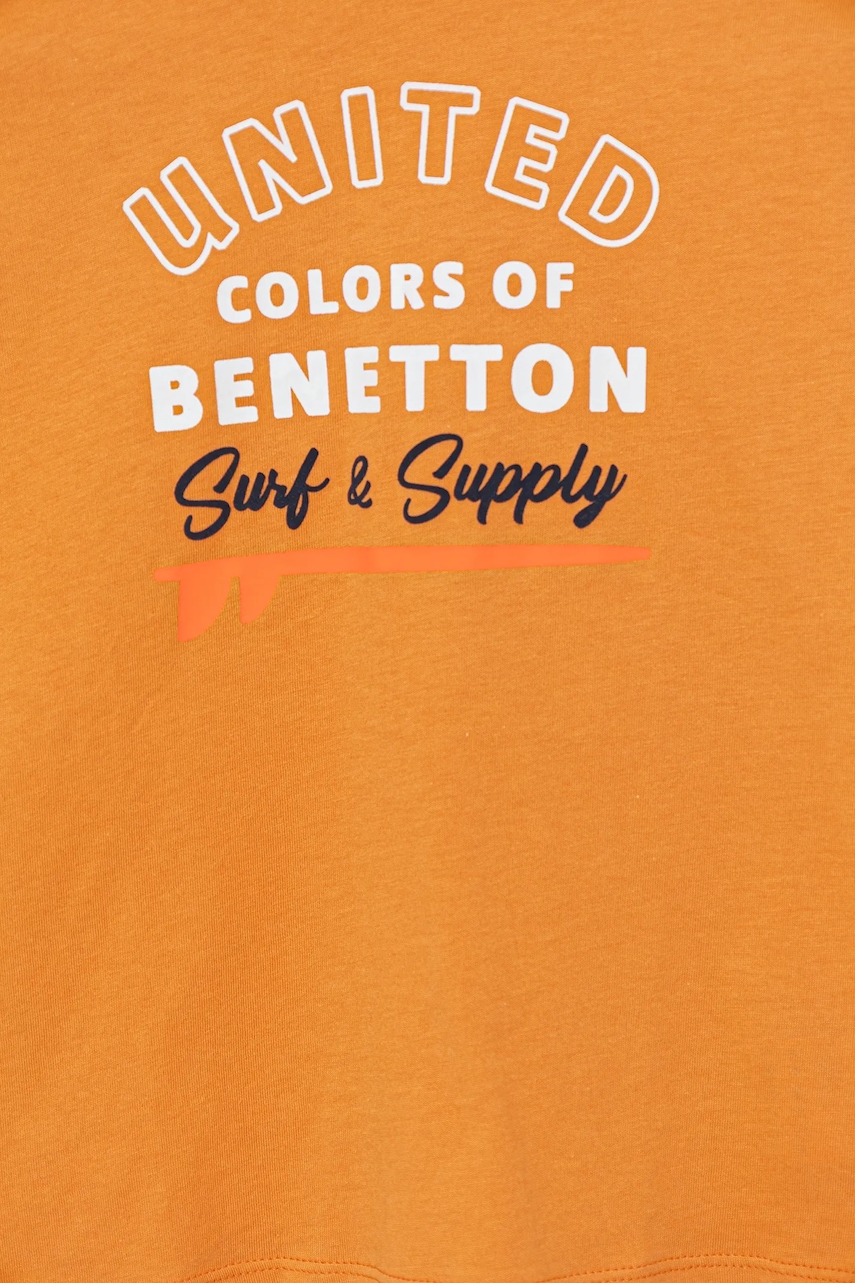 Детская хлопковая футболка United Colors of Benetton цвет оранжевый с принтом 3I1XG10JO Детская хлопковая футболка United Colors of Benetton цвет оранжевый с принтом 3I1XG10JO