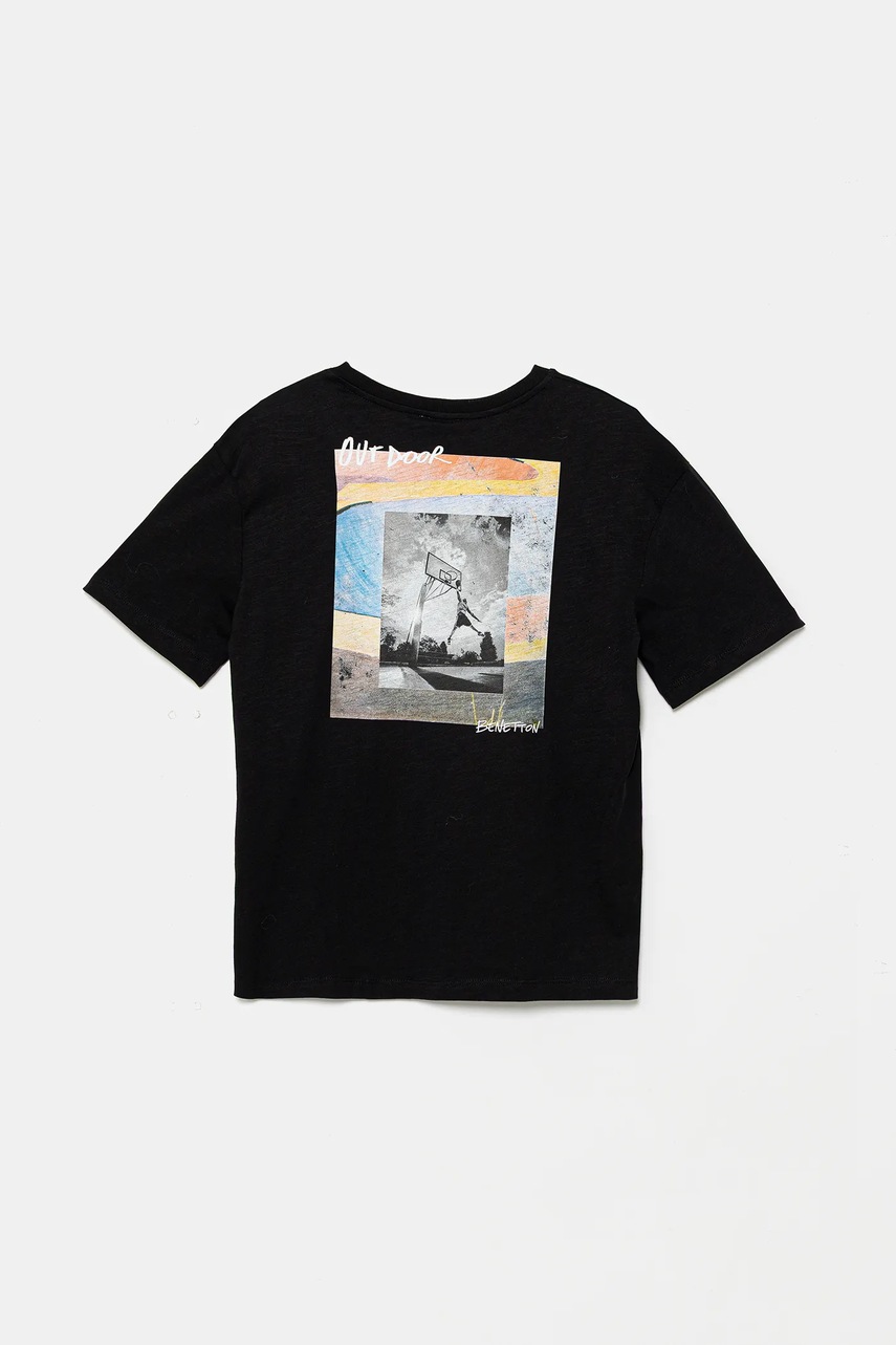 Детская хлопковая футболка United Colors of Benetton цвет чёрный с принтом 3SLUC10P8 Детская хлопковая футболка United Colors of Benetton цвет чёрный с принтом 3SLUC10P8