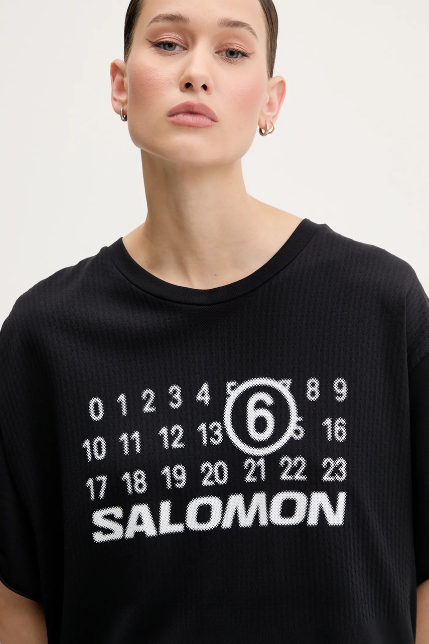 Μπλουζάκι MM6 Maison Margiela x Salomon χρώμα: μαύρο, S52GC0345.M20101 φωτογραφία