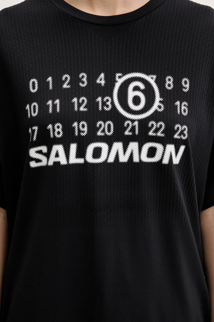 Μπλουζάκι MM6 Maison Margiela x Salomon χρώμα: μαύρο, S52GC0345.M20101 φωτογραφία