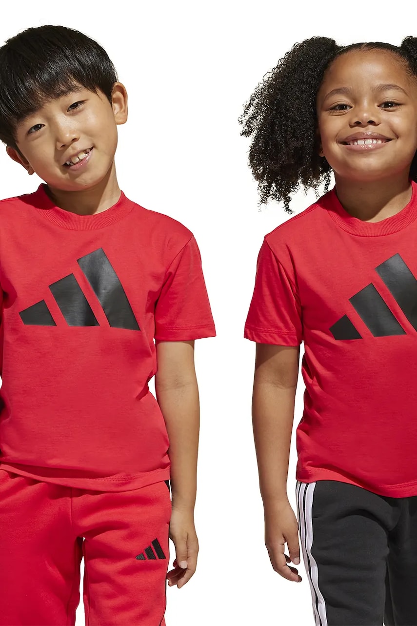 adidas tricou de bumbac pentru copii culoarea rosu, cu imprimeu, JN8007 adidas tricou de bumbac pentru copii culoarea rosu, cu imprimeu, JN8007