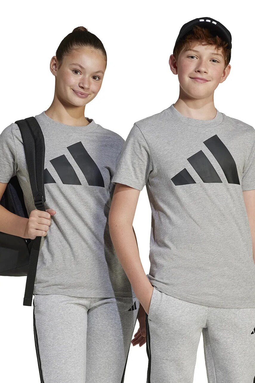 Levně Dětské bavlněné tričko adidas šedá barva, s potiskem, JC9663