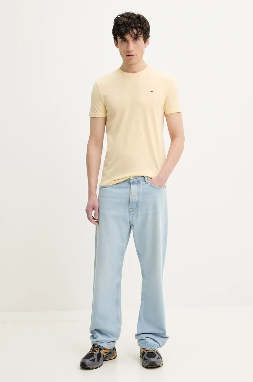 Футболка Tommy Jeans мужская цвет жёлтый однотонная DM0DM20363 Футболка Tommy Jeans мужская цвет жёлтый однотонная DM0DM20363