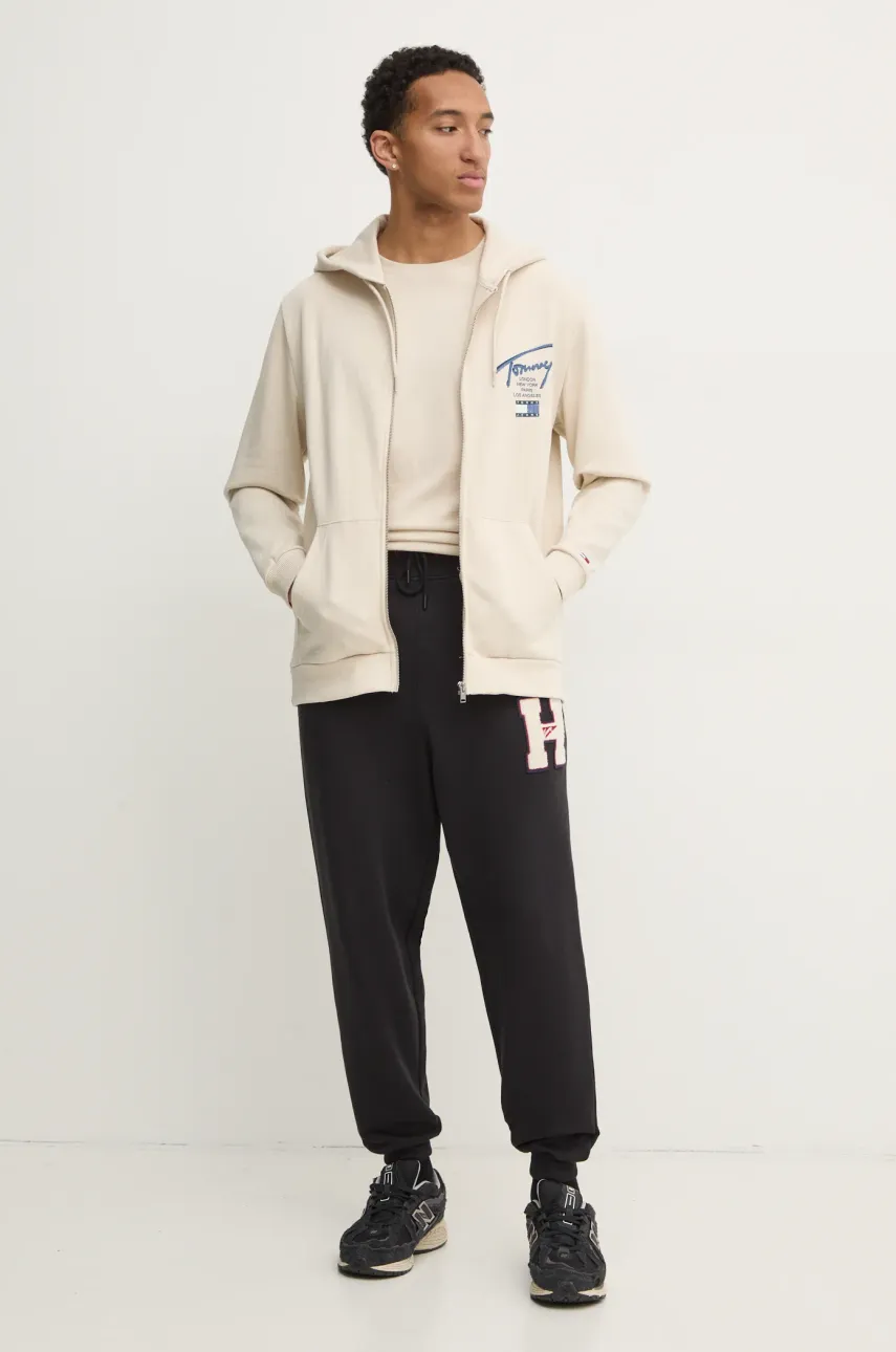 Хлопковая футболка Tommy Jeans мужская цвет бежевый с принтом DM0DM21106 Хлопковая футболка Tommy Jeans мужская цвет бежевый с принтом DM0DM21106