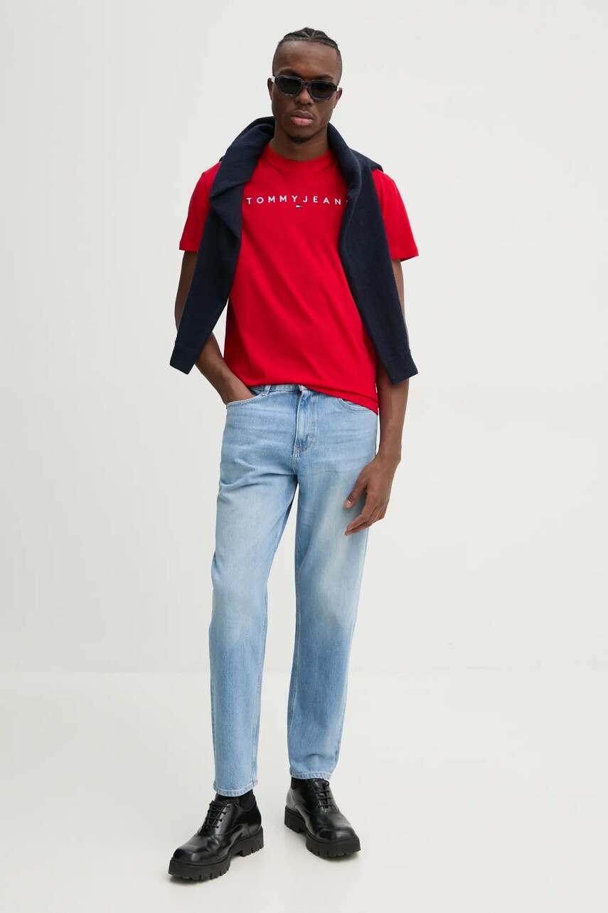 Хлопковая футболка Tommy Jeans мужская цвет красный с аппликацией DM0DM20744 Хлопковая футболка Tommy Jeans мужская цвет красный с аппликацией DM0DM20744
