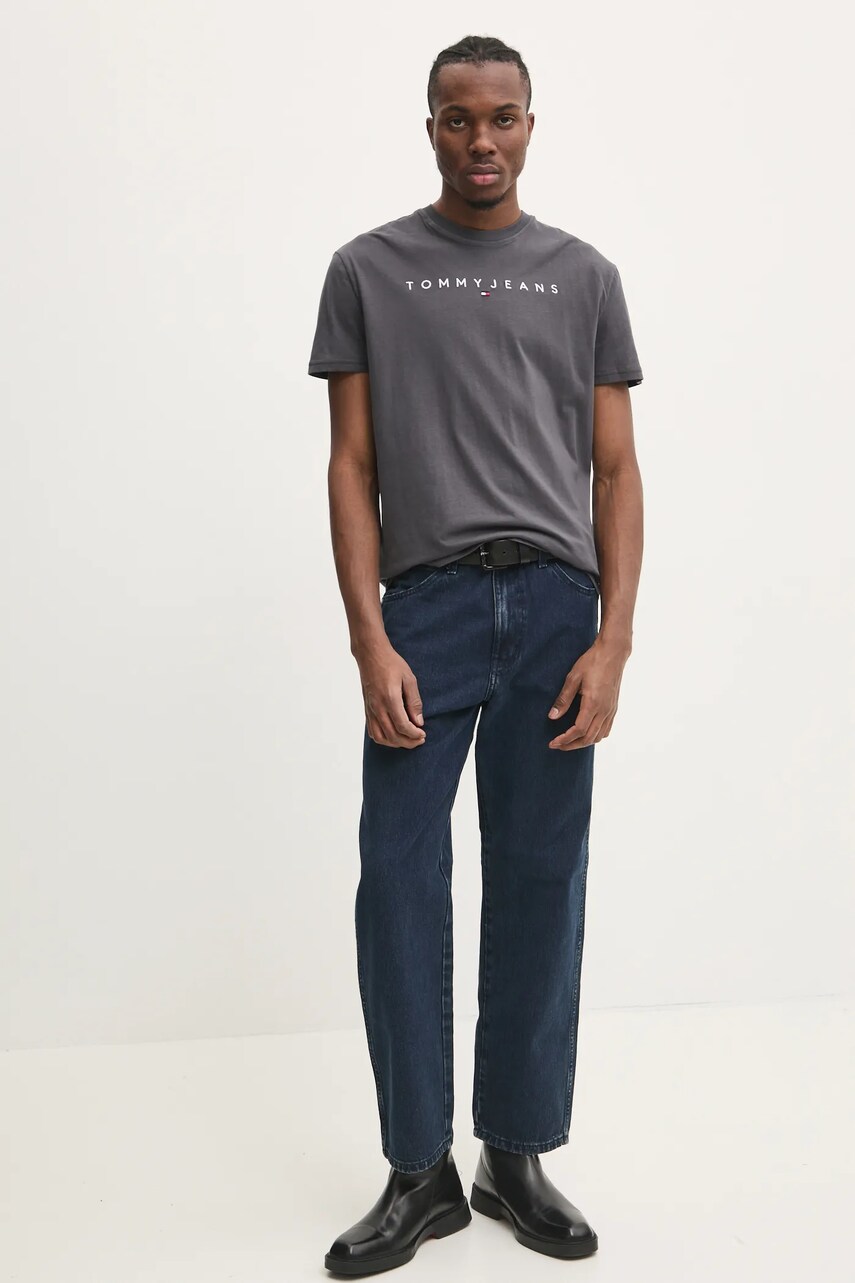 Хлопковая футболка Tommy Jeans мужская цвет серый с аппликацией DM0DM20744 Хлопковая футболка Tommy Jeans мужская цвет серый с аппликацией DM0DM20744