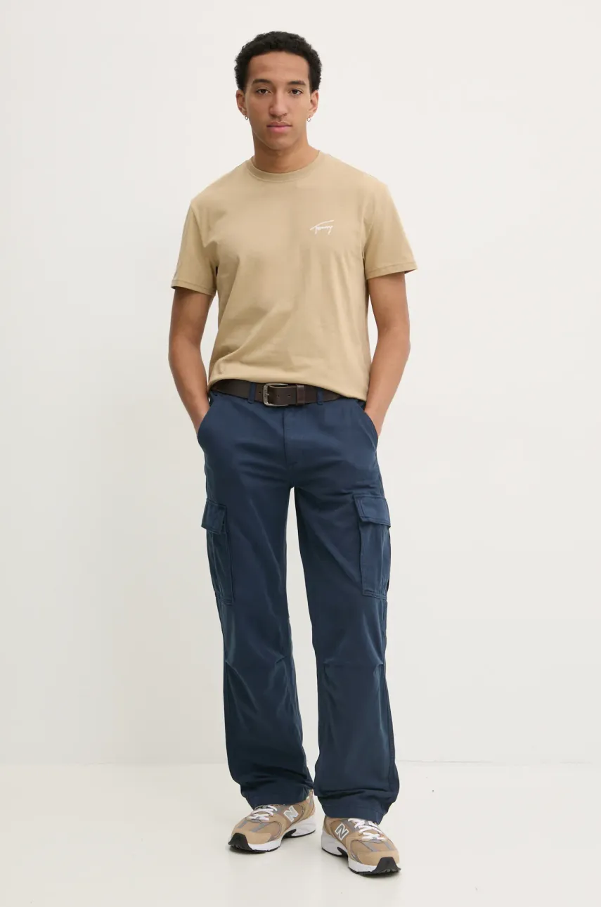 Хлопковая футболка Tommy Jeans мужская цвет бежевый с аппликацией DM0DM21140 Хлопковая футболка Tommy Jeans мужская цвет бежевый с аппликацией DM0DM21140