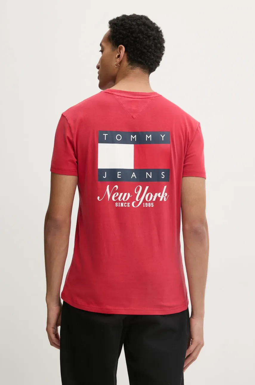 Футболка Tommy Jeans мужская цвет красный с принтом DM0DM20346 Футболка Tommy Jeans мужская цвет красный с принтом DM0DM20346